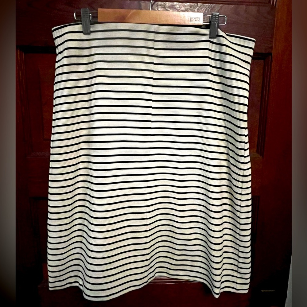 LOFT Size Large - Pencil Skirt with stretch